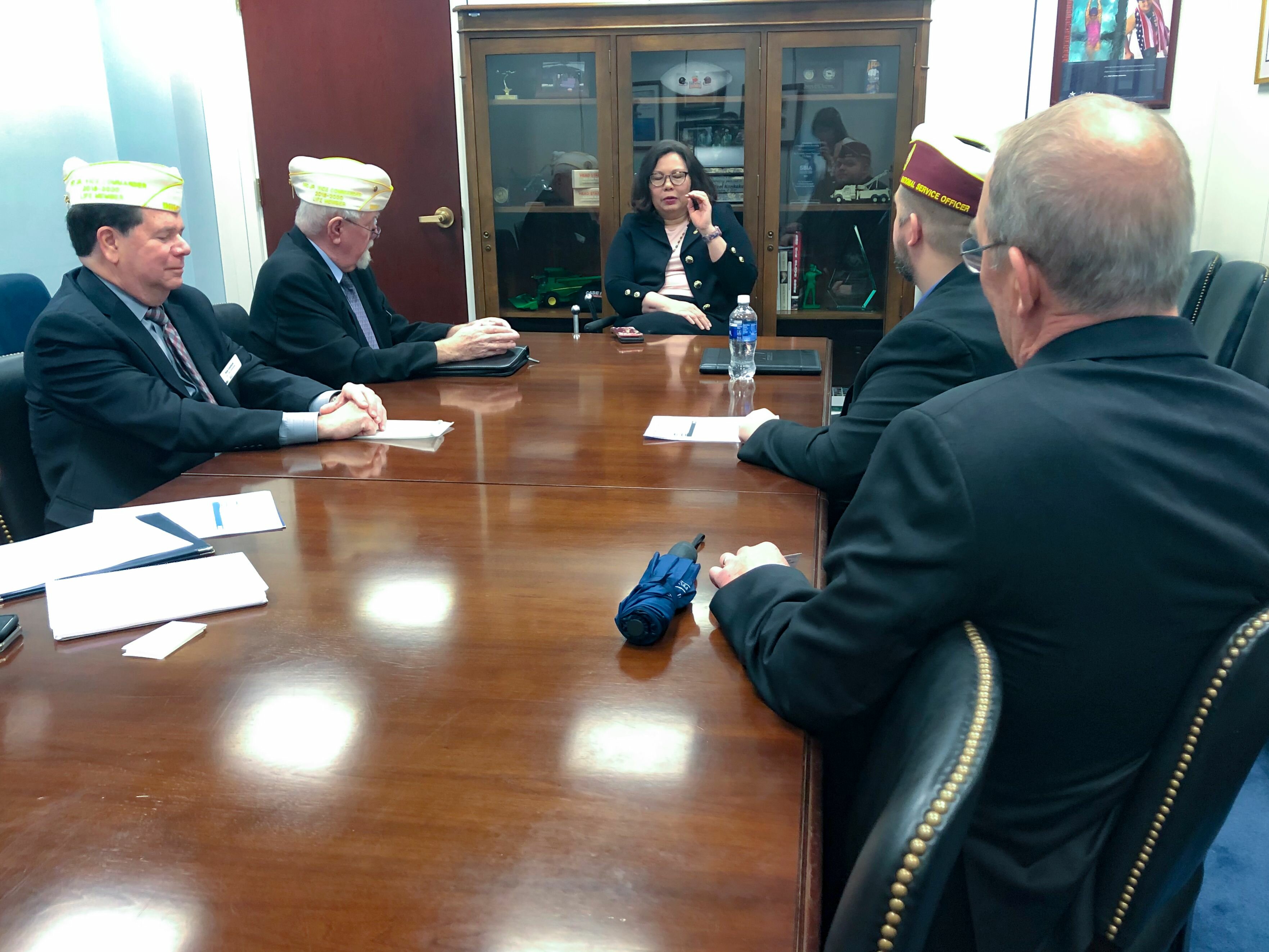 Senator meeting with DAV on legislation in a board room.